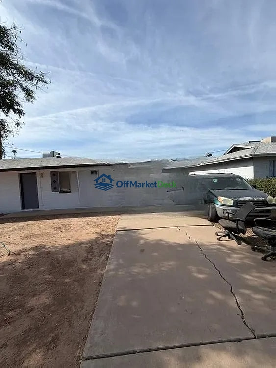 Off-market house in Tempe, Arizona — 3 beds, 2 baths, $365,000 — photo 2 of 8