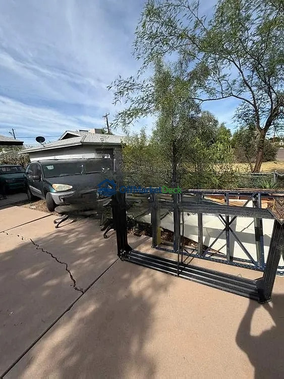 Off-market house in Tempe, Arizona — 3 beds, 2 baths, $365,000 - Blurred background Image