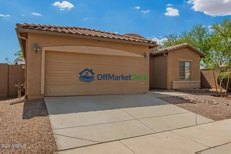 Off-market house in Surprise, Arizona — 3 beds, 2.5 baths, $290,000 — photo 4 of 8