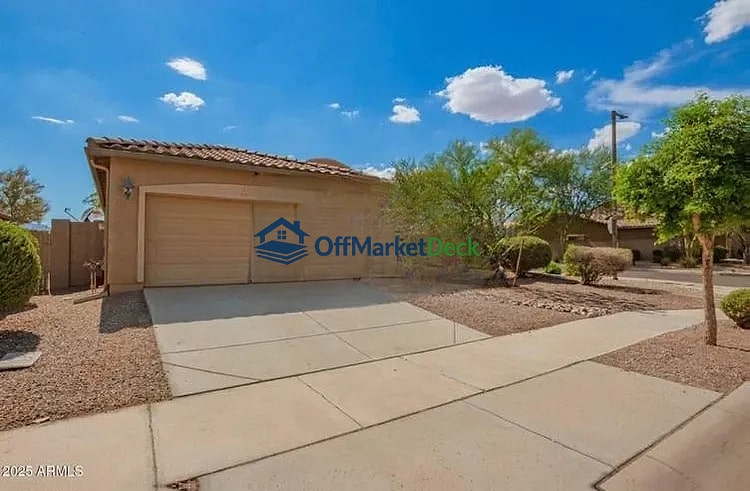 Off-market house in Surprise, Arizona — 3 beds, 2.5 baths, $290,000 — photo 3 of 8
