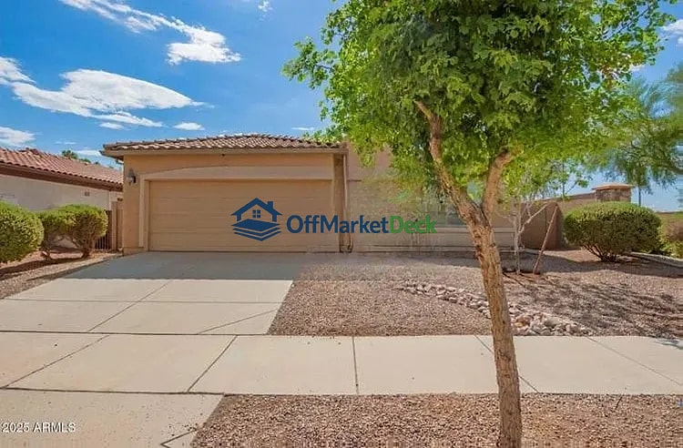 Off-market house in Surprise, Arizona — 3 beds, 2.5 baths, $290,000 — photo 2 of 8