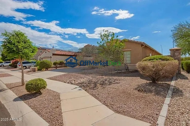 Off-market house in Surprise, Arizona — 3 beds, 2.5 baths, $290,000 — photo 5 of 8