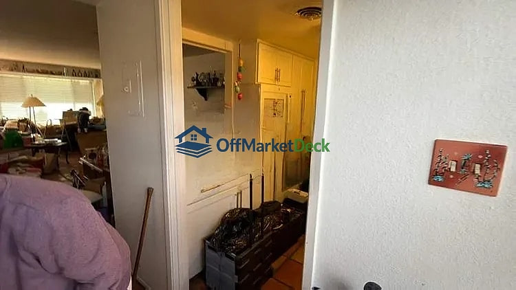Off-market house in Scottsdale, Arizona — 2 beds, 2 baths, $212,500 — photo 5 of 8