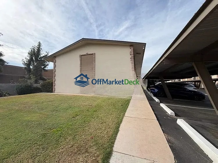 Off-market house in Scottsdale, Arizona — 2 beds, 2 baths, $212,500 — photo 2 of 8
