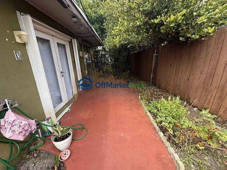 Off-market house in Fort Lauderdale, Florida — 2 beds, 3 baths, $574,900 — photo 6 of 8