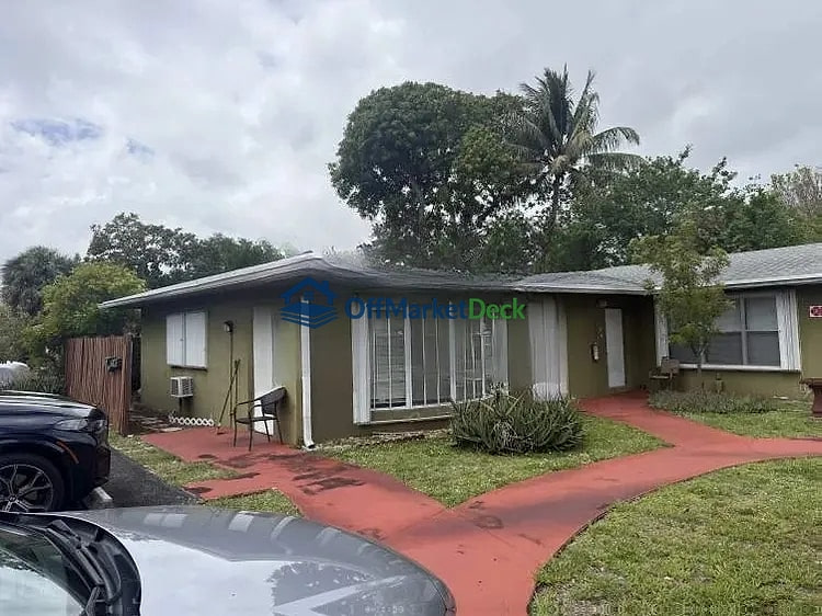 Off-market house in Fort Lauderdale, Florida — 2 beds, 3 baths, $574,900 — photo 3 of 8