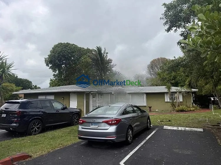 Off-market house in Fort Lauderdale, Florida — 2 beds, 3 baths, $574,900 — photo 2 of 8