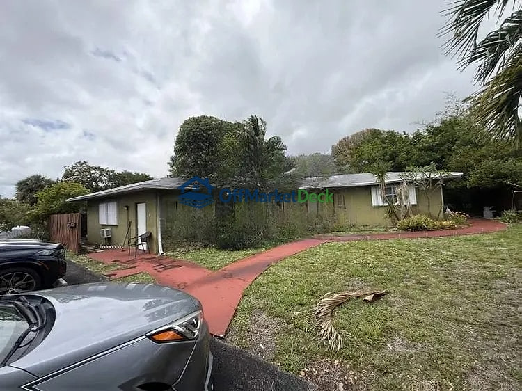 Off-market house in Fort Lauderdale, Florida — 2 beds, 3 baths, $574,900 — photo 4 of 8