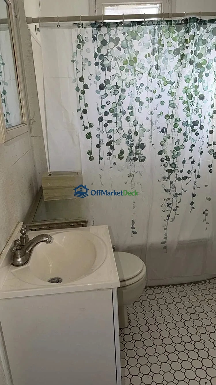 Off-market house in St. Louis, Missouri — 2 beds, 1 bath, $59,900 — photo 4 of 8