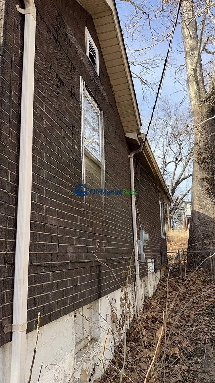 Off-market house in St. Louis, Missouri — 2 beds, 1 bath, $59,900 — photo 5 of 8