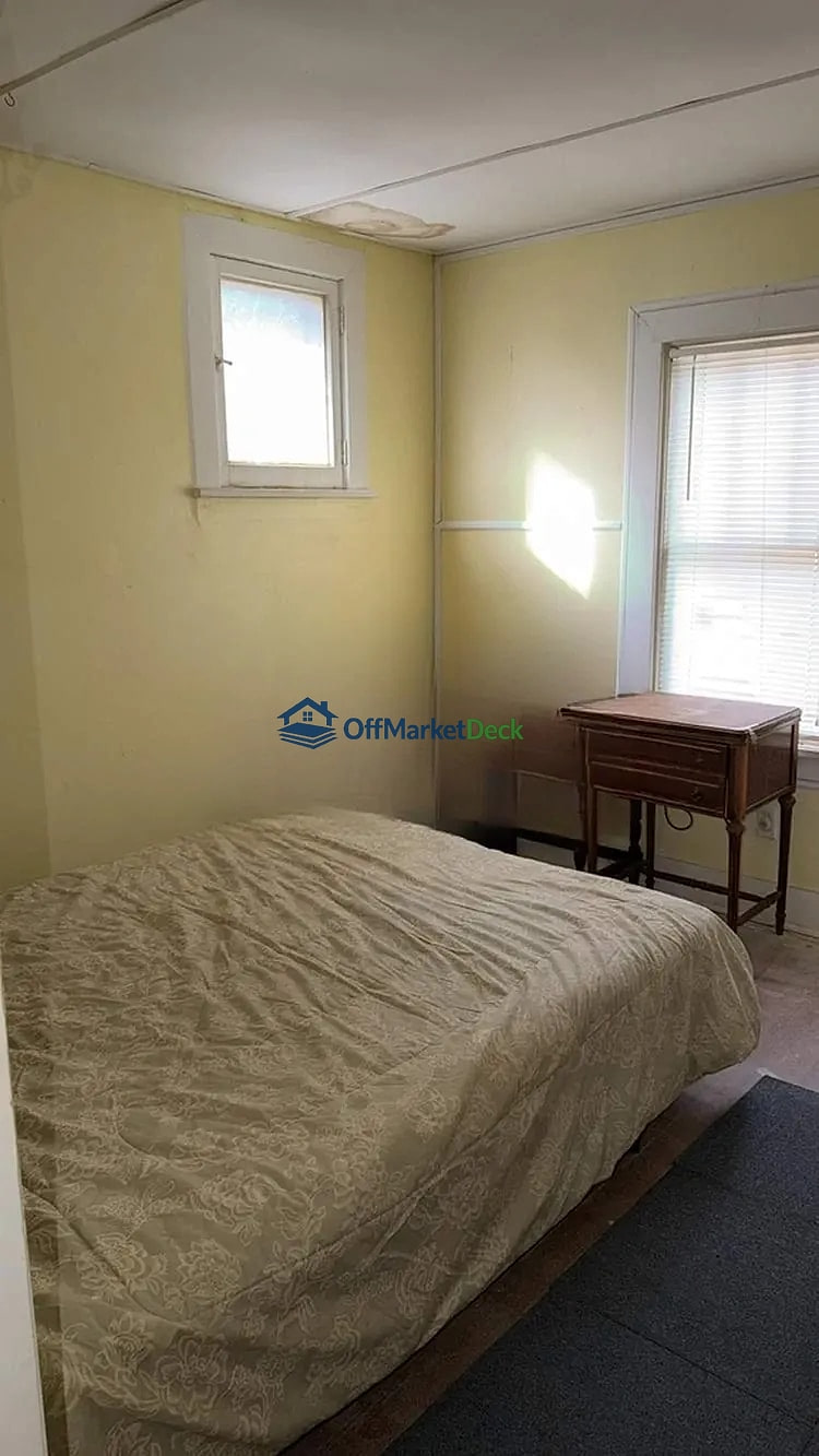 Off-market house in St. Louis, Missouri — 2 beds, 1 bath, $59,900 — photo 2 of 8