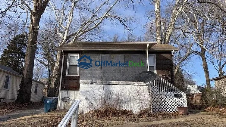 Off-market house in St. Louis, Missouri — 2 beds, 1 bath, $59,900 - Blurred background Image
