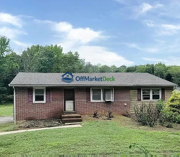 Off-market house in Woodstown, New Jersey — 4 beds, 1 bath, $225,000 - Blurred background Image