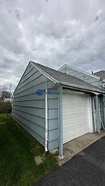 Off-market house in Rochester, New York — 3 beds, 2 baths, $169,900 — photo 4 of 8