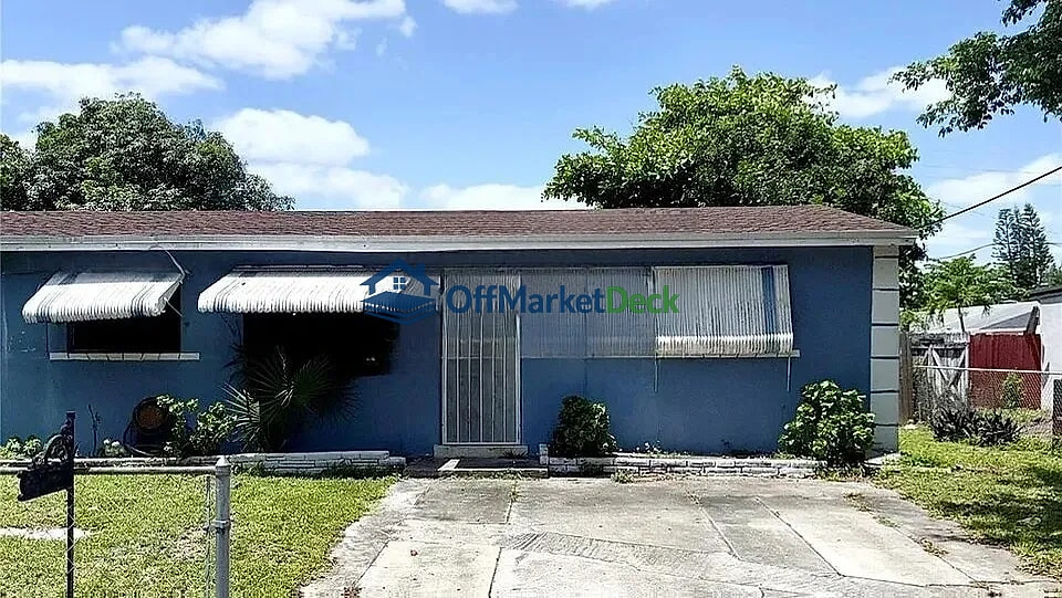 Off-market house in Miami Gardens, Florida — 4 beds, 3 baths, $529,900 — photo 2 of 3