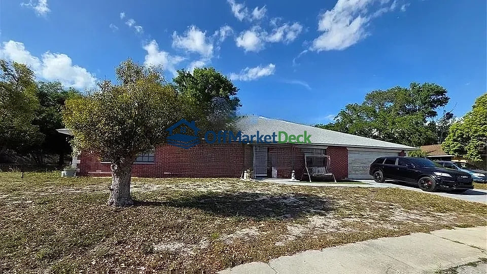 Off-market house in Port Richey, Florida — 3 beds, 2.5 baths, $219,900 — photo 2 of 3