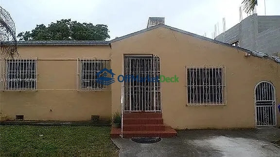Off-market house in Miami, Florida — 4 beds, 2 baths, $674,900 - Blurred background Image