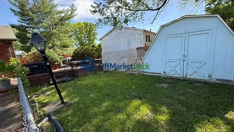 Off-market house in Florissant, Missouri — 4 beds, 3 baths, $174,900 — photo 3 of 8