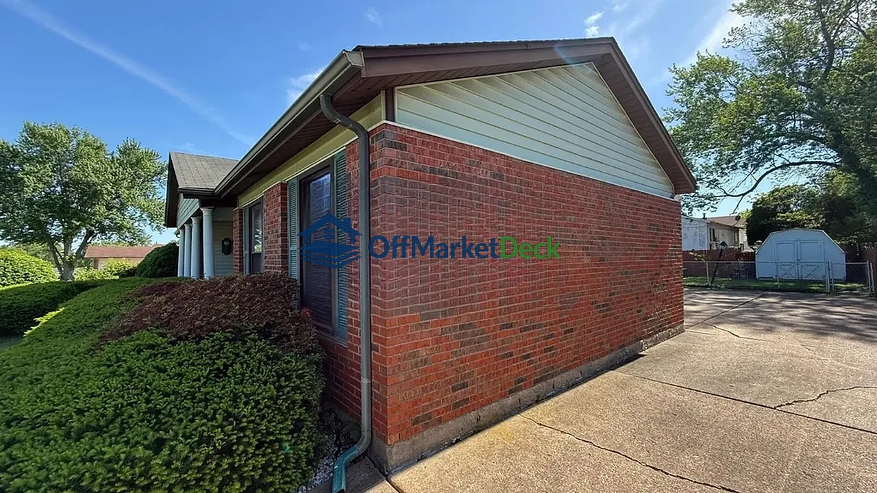 Off-market house in Florissant, Missouri — 4 beds, 3 baths, $174,900 — photo 2 of 8