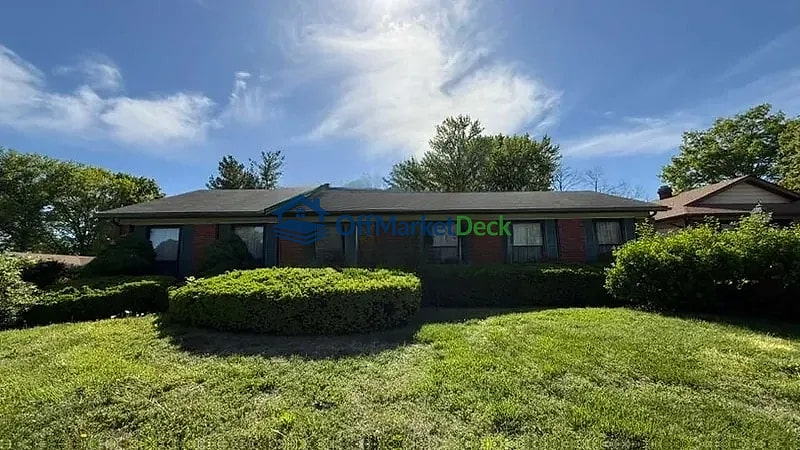 Off-market house in Florissant, Missouri — 4 beds, 3 baths, $174,900 - Blurred background Image