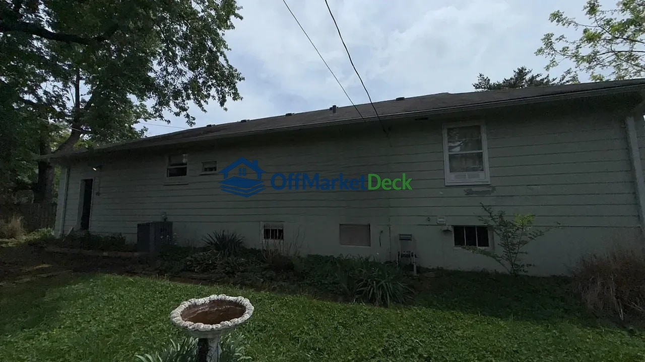 Off-market house in Kirkwood, Missouri — 3 beds, 1 bath, $212,900 — photo 4 of 8