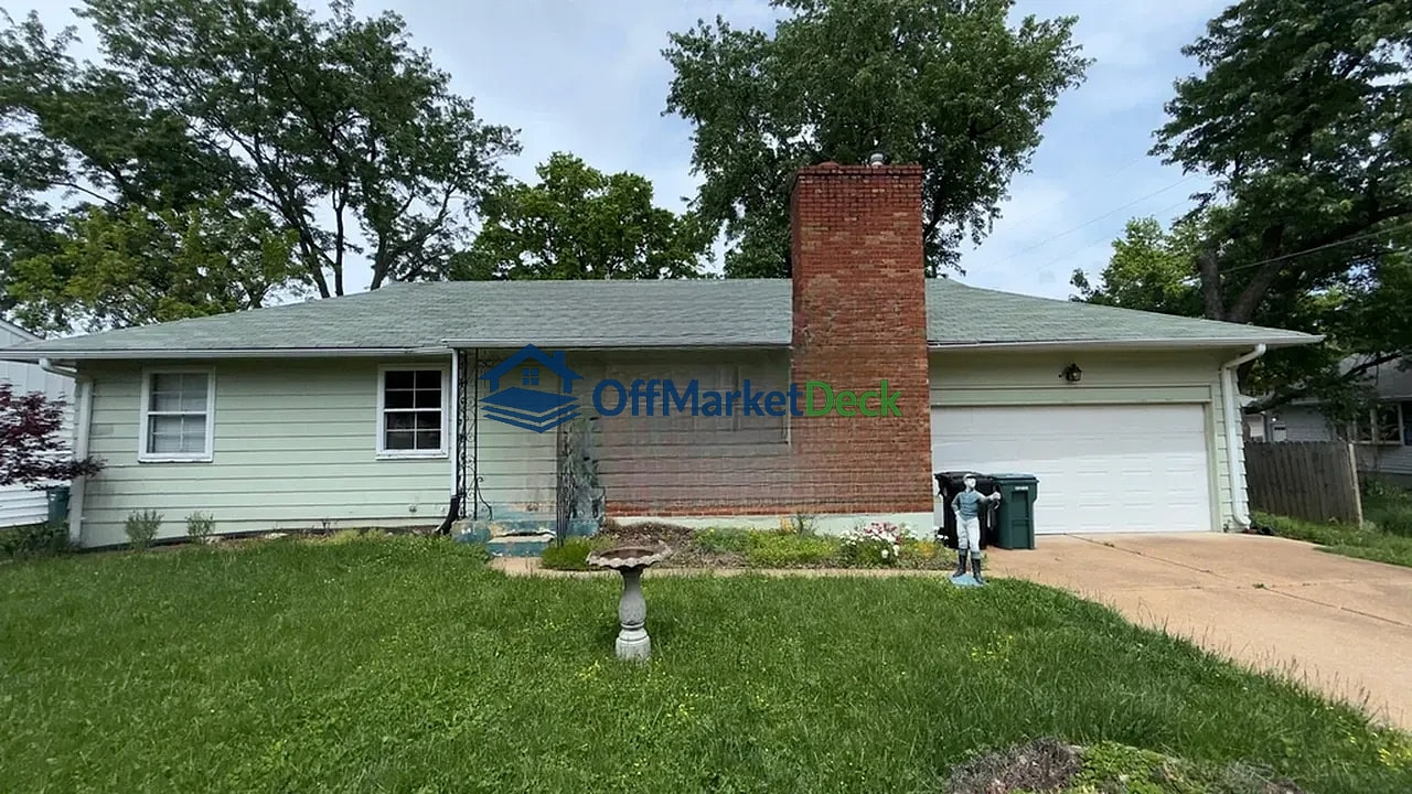 Off-market house in Kirkwood, Missouri — 3 beds, 1 bath, $212,900 - Blurred background Image