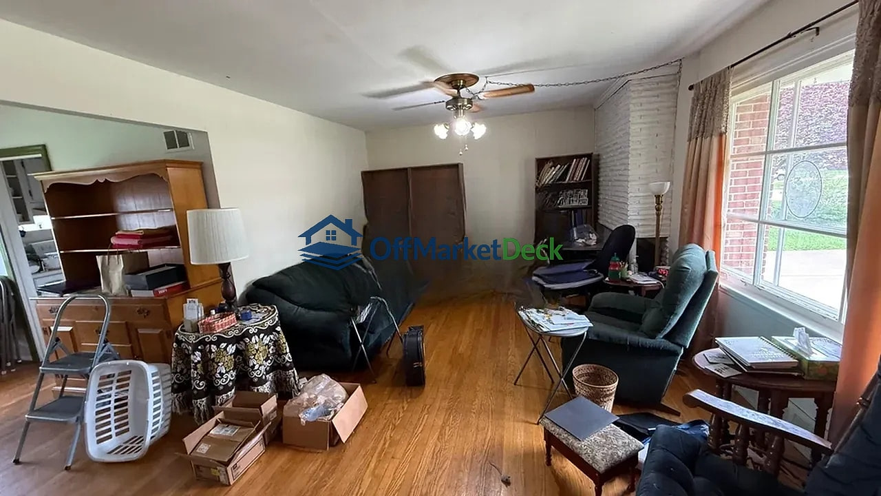 Off-market house in Kirkwood, Missouri — 3 beds, 1 bath, $212,900 — photo 6 of 8