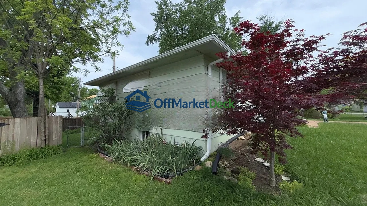 Off-market house in Kirkwood, Missouri — 3 beds, 1 bath, $212,900 — photo 2 of 8