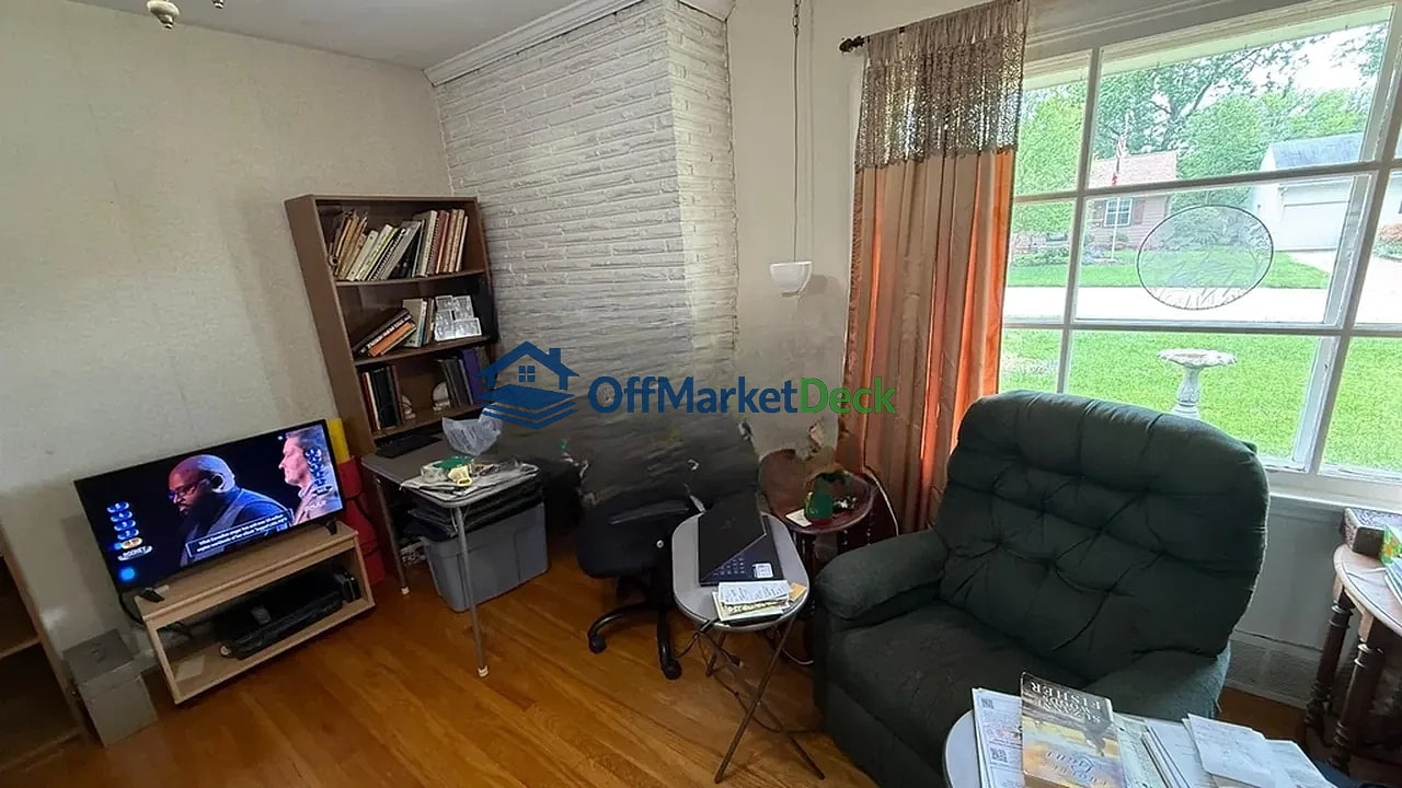 Off-market house in Kirkwood, Missouri — 3 beds, 1 bath, $212,900 — photo 7 of 8