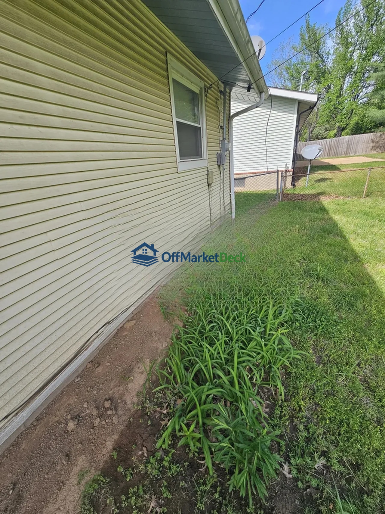 Off-market house in Florissant, Missouri — 2 beds, 3 baths, $150,900 — photo 5 of 8