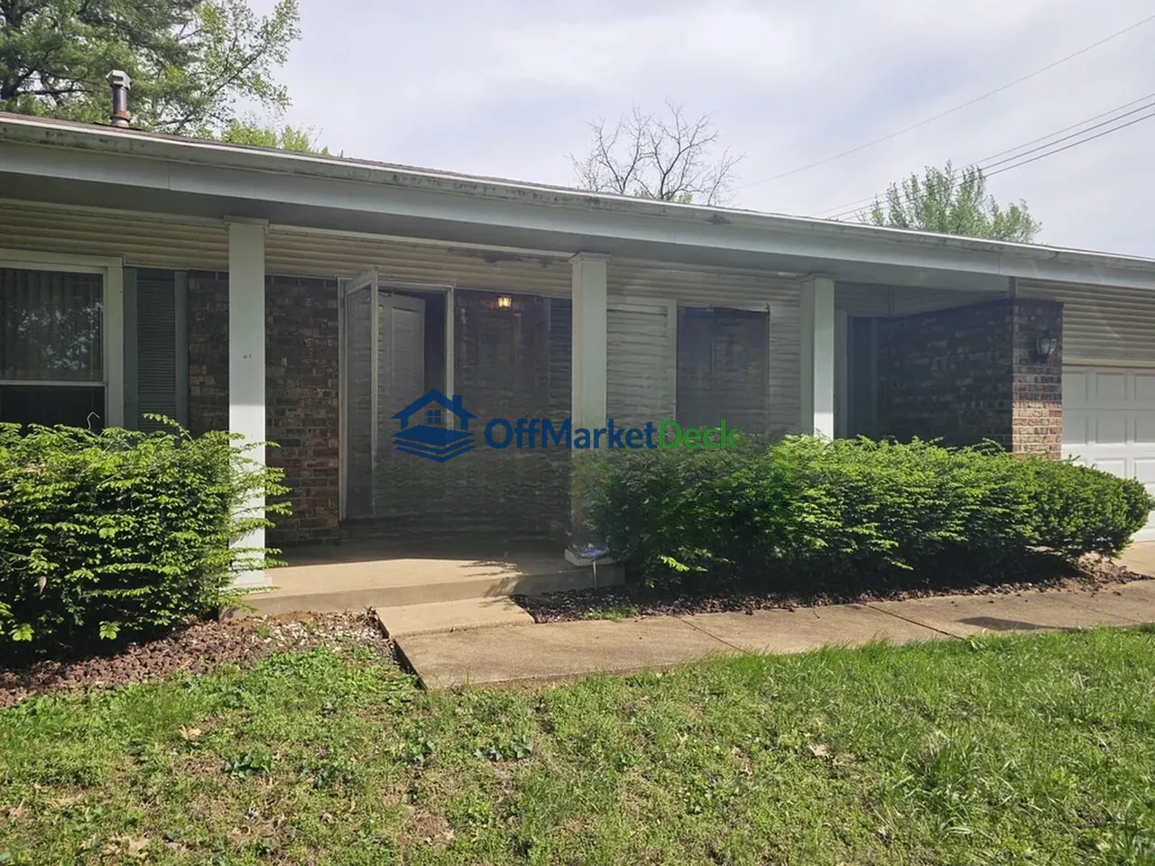 Off-market house in Florissant, Missouri — 2 beds, 3 baths, $150,900 - Blurred background Image