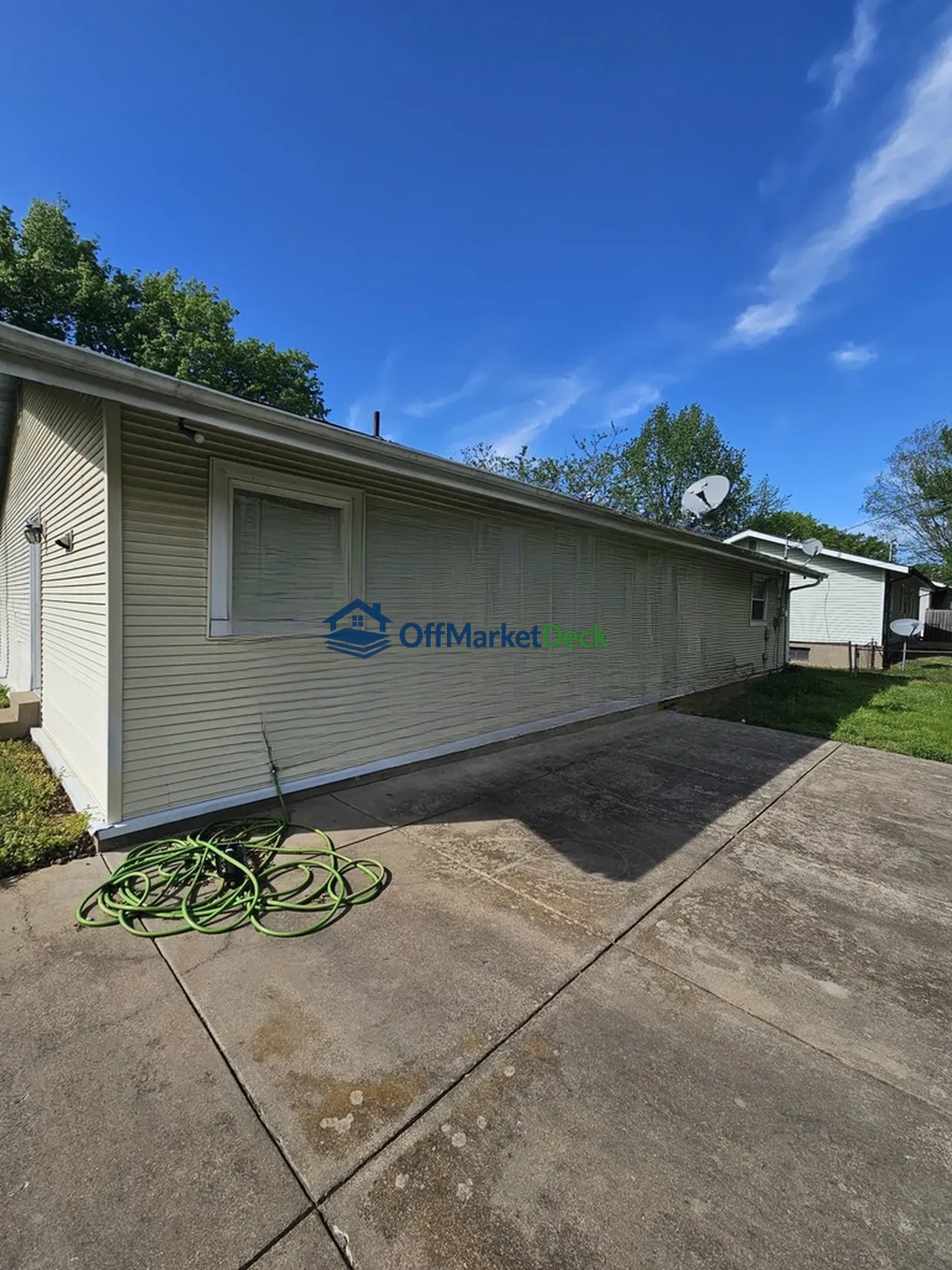 Off-market house in Florissant, Missouri — 2 beds, 3 baths, $150,900 — photo 2 of 8