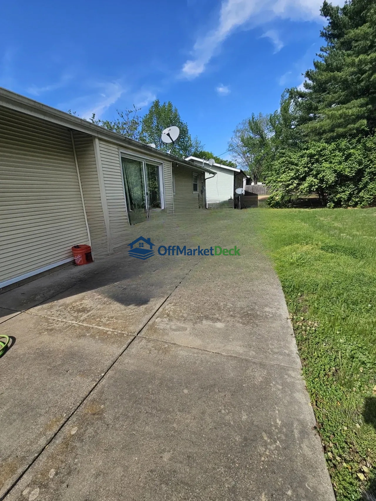 Off-market house in Florissant, Missouri — 2 beds, 3 baths, $150,900 — photo 4 of 8