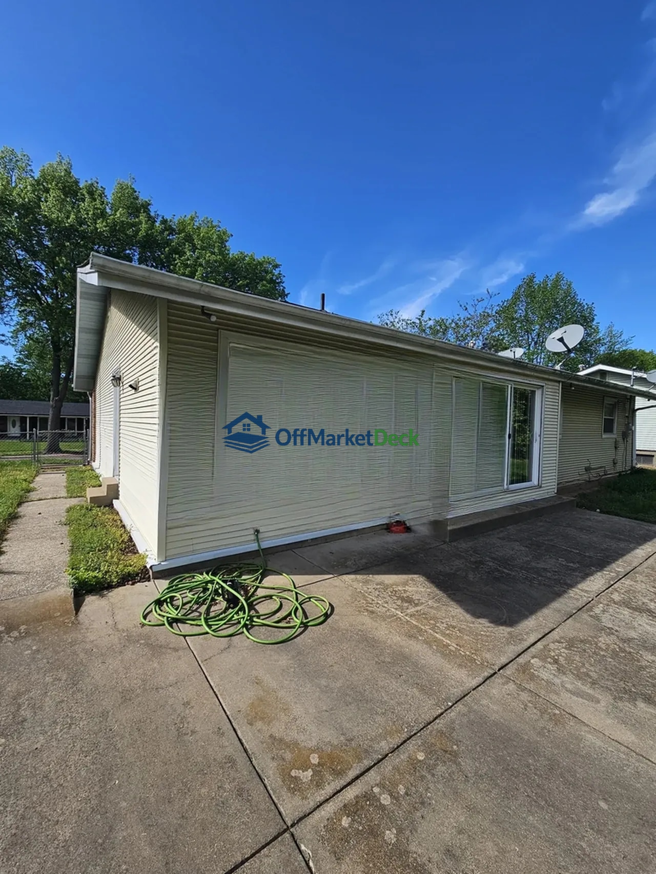 Off-market house in Florissant, Missouri — 2 beds, 3 baths, $150,900 — photo 3 of 8