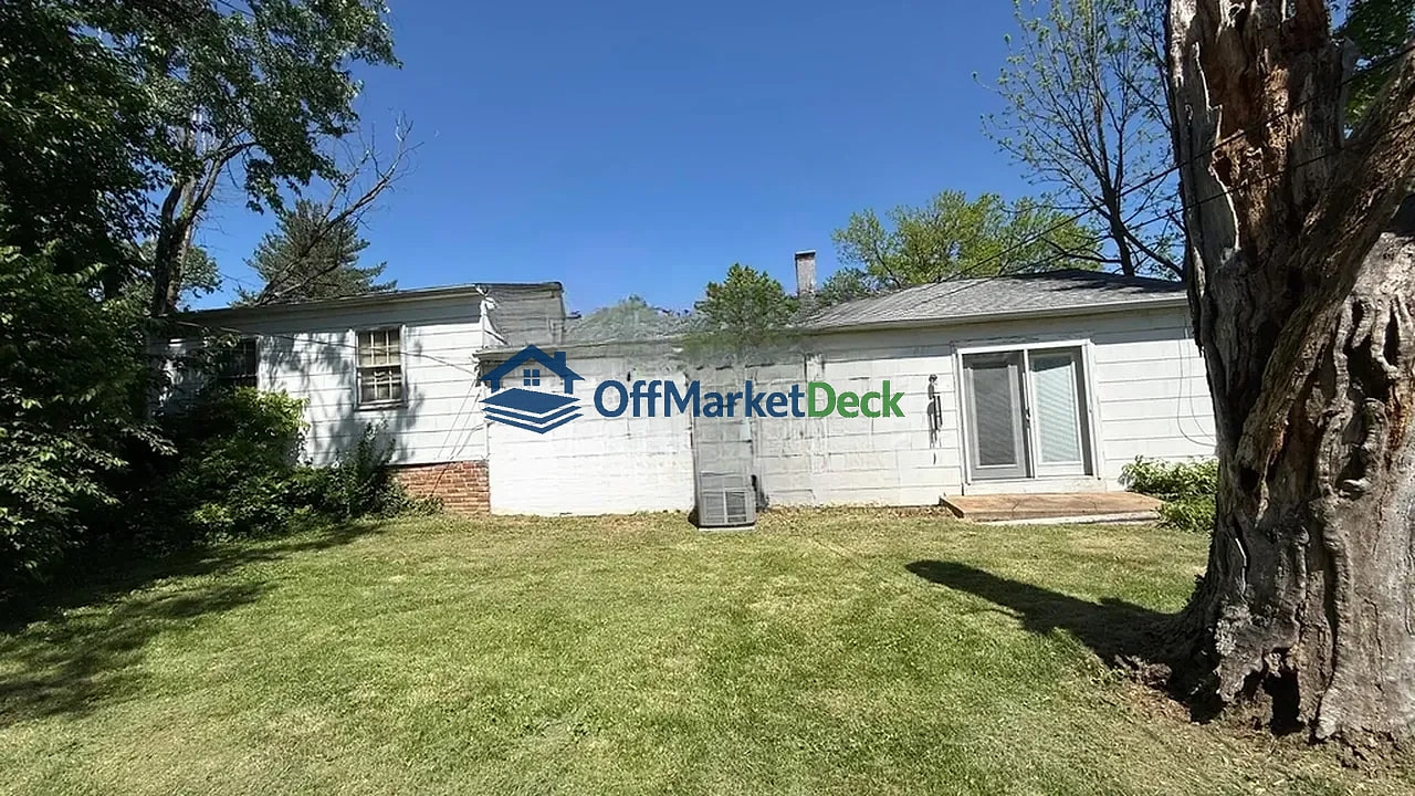 Off-market house in Ballwin, Missouri — 3 beds, 1.5 baths, $219,900 — photo 2 of 8