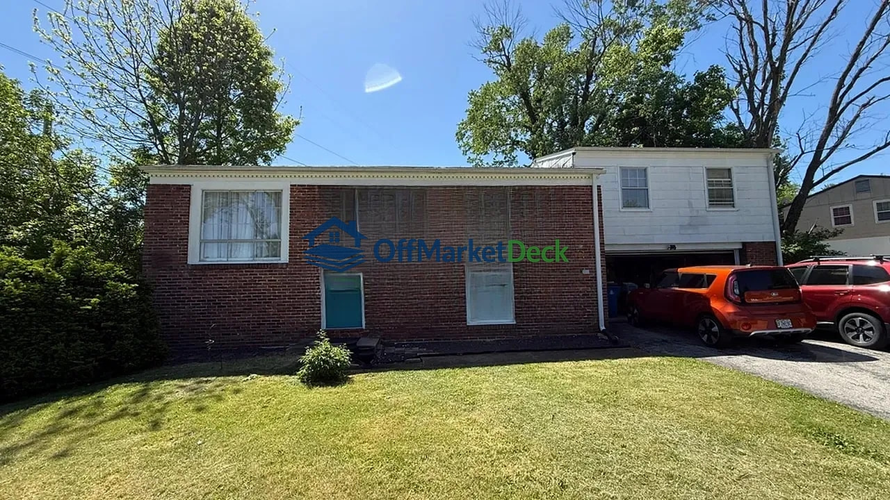 Off-market house in Ballwin, Missouri — 3 beds, 1.5 baths, $219,900 — photo 3 of 8