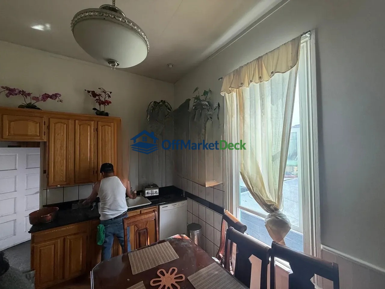 Off-market multi family in Oakland, California — 6 beds, 3 baths, $289,900 — photo 8 of 8