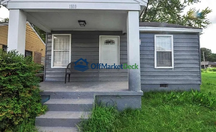 Off-market house in Memphis, Tennessee — 2 beds, 1 bath, $57,000 - Blurred background Image