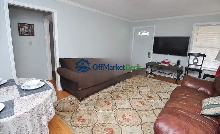 Off-market house in Memphis, Tennessee — 2 beds, 1 bath, $57,000 — photo 2 of 8