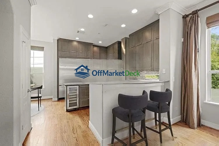 Off-market house in Houston, Texas — 4 beds, 4.5 baths, $615,000 — photo 6 of 8