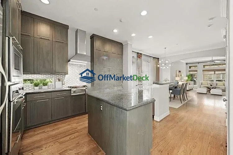 Off-market house in Houston, Texas — 4 beds, 4.5 baths, $615,000 — photo 8 of 8