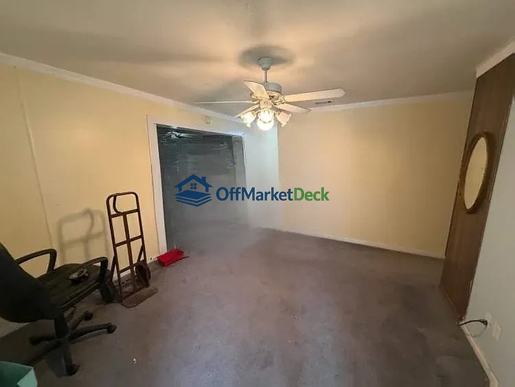 Off-market house in Garland, Texas — 3 beds, 1 bath, $160,000 — photo 5 of 8