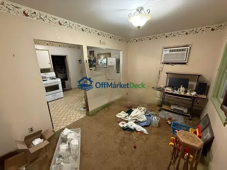 Off-market house in Martinsville, Indiana — 2 beds, 1 bath, $90,000 — photo 5 of 8