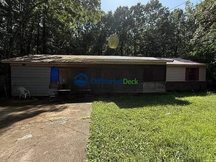 Off-market house in Huntingdon, Tennessee — 3 beds, 1 bath, $70,600 - Blurred background Image