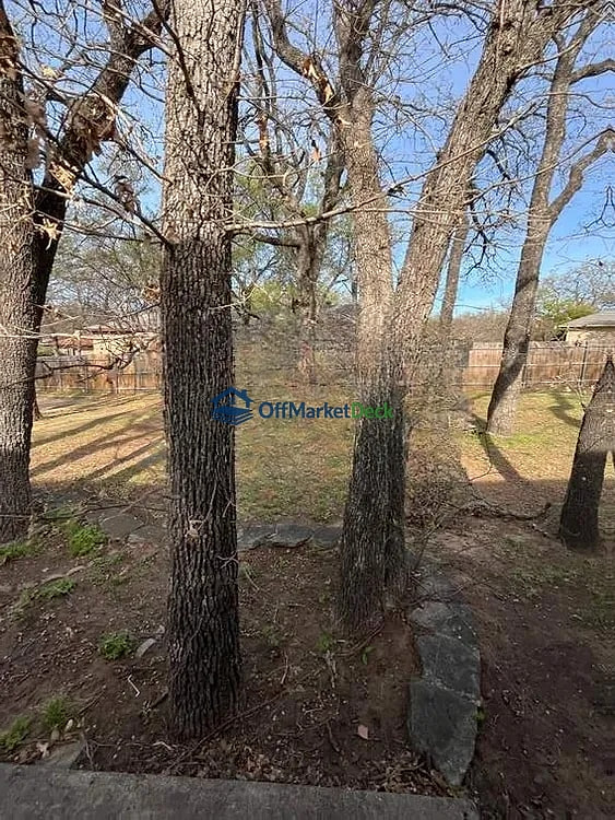 Off-market house in Fort Worth, Texas — 3 beds, 2.5 baths, $265,000 — photo 4 of 8