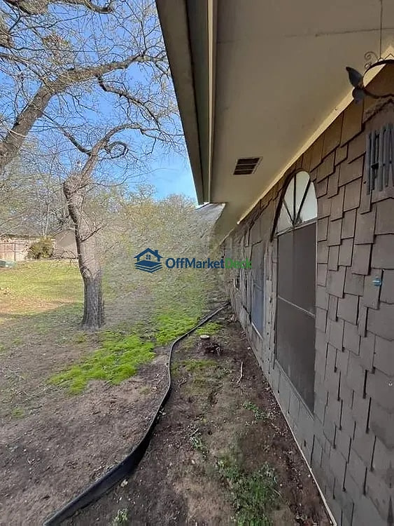 Off-market house in Fort Worth, Texas — 3 beds, 2.5 baths, $265,000 — photo 3 of 8