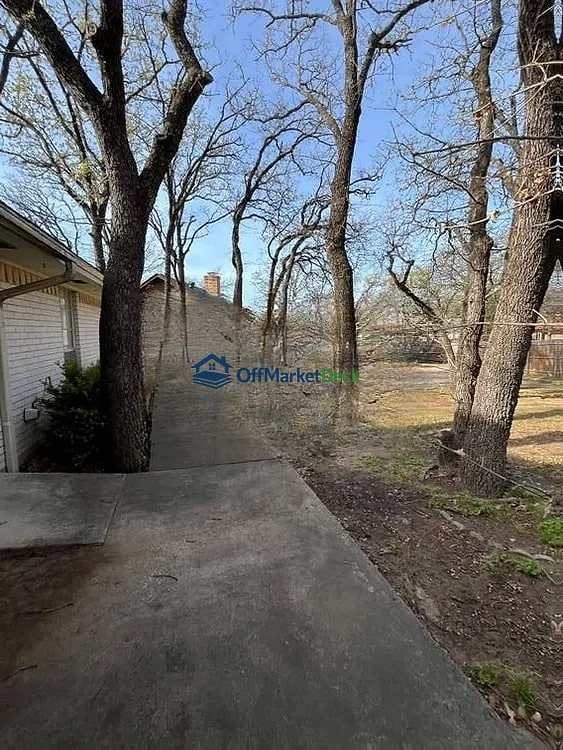 Off-market house in Fort Worth, Texas — 3 beds, 2.5 baths, $265,000 — photo 5 of 8