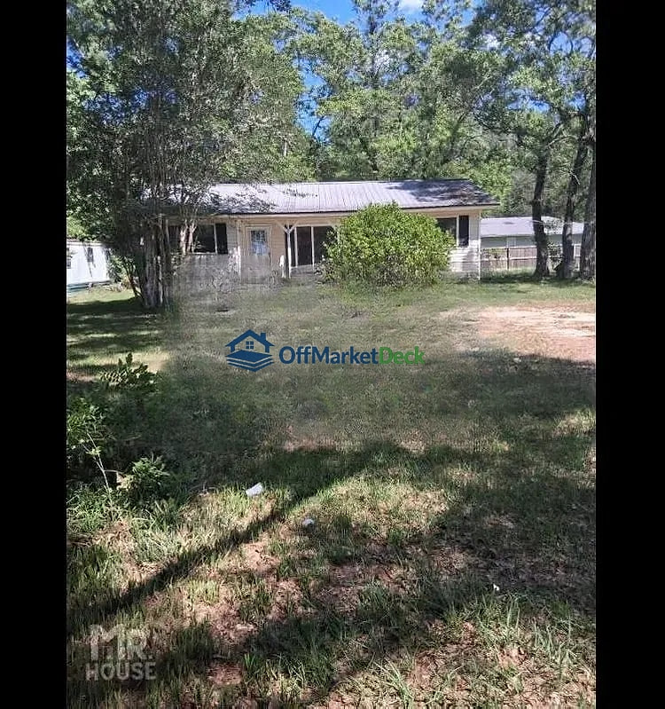 Off-market house in Brewton, Alabama — 3 beds, 2 baths, $55,000 — photo 3 of 8
