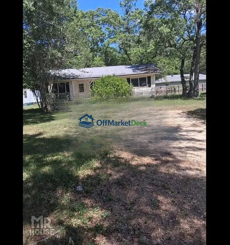 Off-market house in Brewton, Alabama — 3 beds, 2 baths, $55,000 — photo 2 of 8