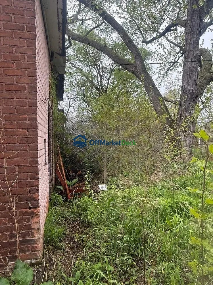 Off-market house in Detroit, Michigan — 3 beds, 1 bath, $15,000 — photo 2 of 8